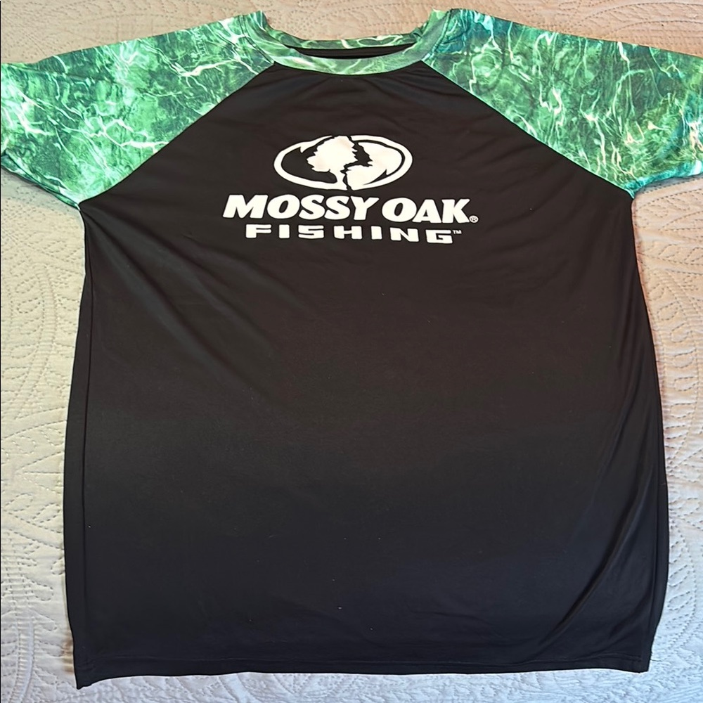 Mossy Oak Fishing Black and Green UV Sun Shirt - Women’s Large